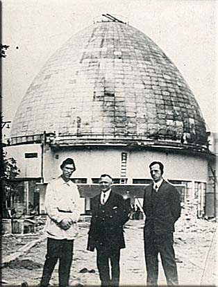 Первый директор Московского планетария К.Н. Шистовский (слева) и архитекторы М. О. Барщ, М. И. Синявский